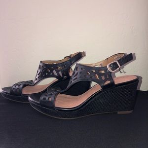 NEVER WORN Size 9 Clarks Artisan Wedges